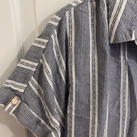 Rafaela Vertical stripe textured t-shirt. Button details. Size Medium. - Picture 6 of 10